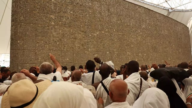 Muslim pilgrims 'stone the devil' in Makkah
